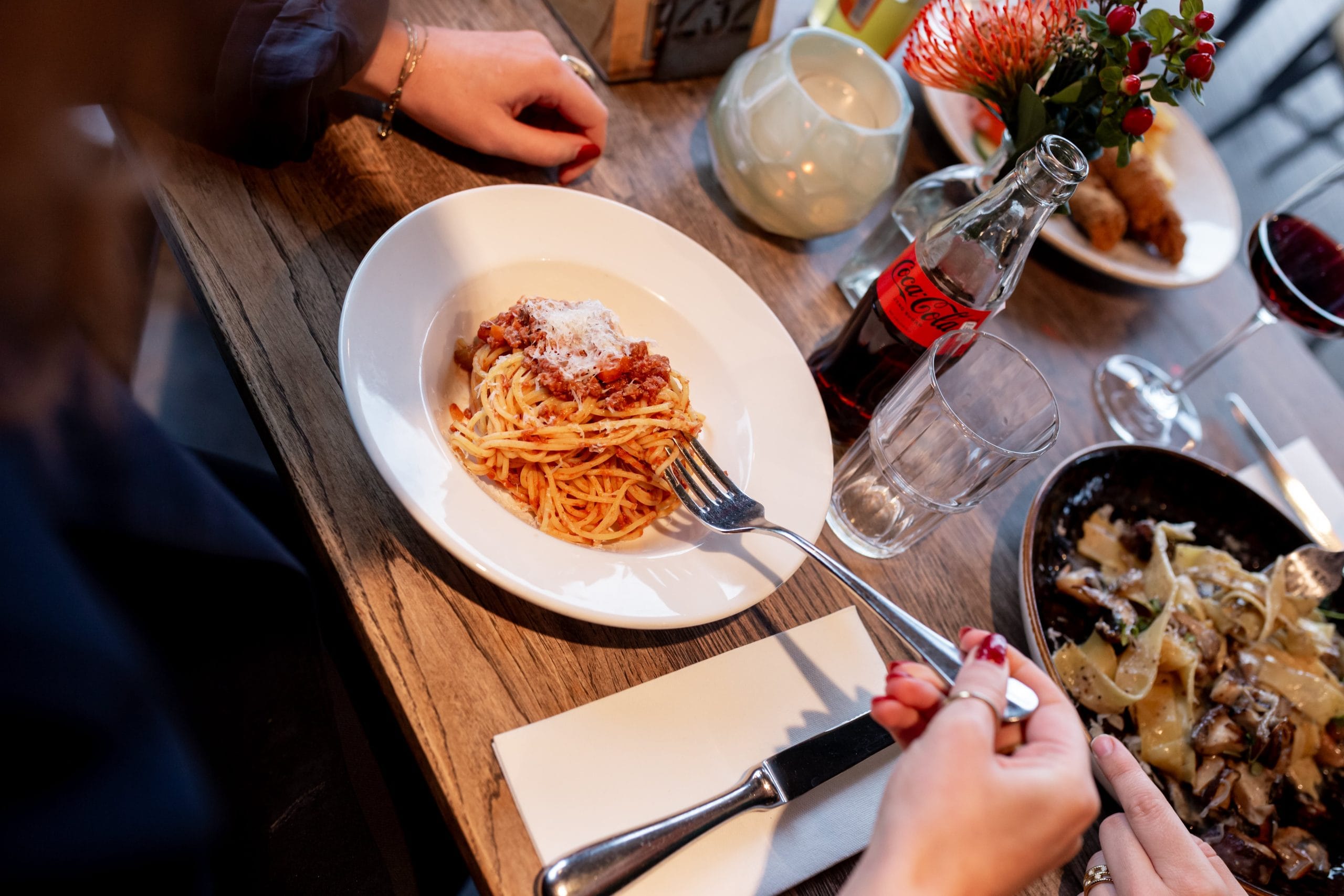 pasta's Gedekte tafel met spaghetti bolognese en pappardelle truffelroomsaus pasta gerechten
